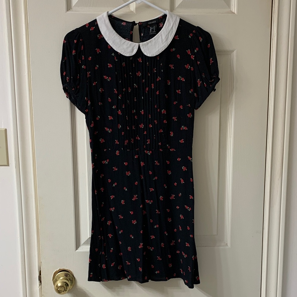 🌷3 for $25🌷Forever 21, US S, Black Red & White Floral Peter Pan Collar Dress